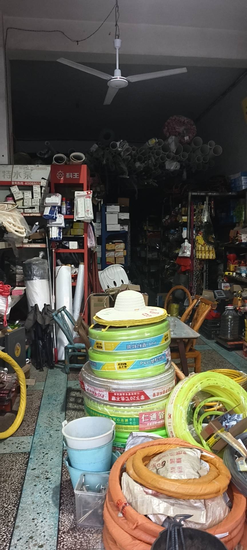 南太路五金建材店，货物齐全，面积大，接手就营业。位置好，因儿子在外发展需过去帮忙