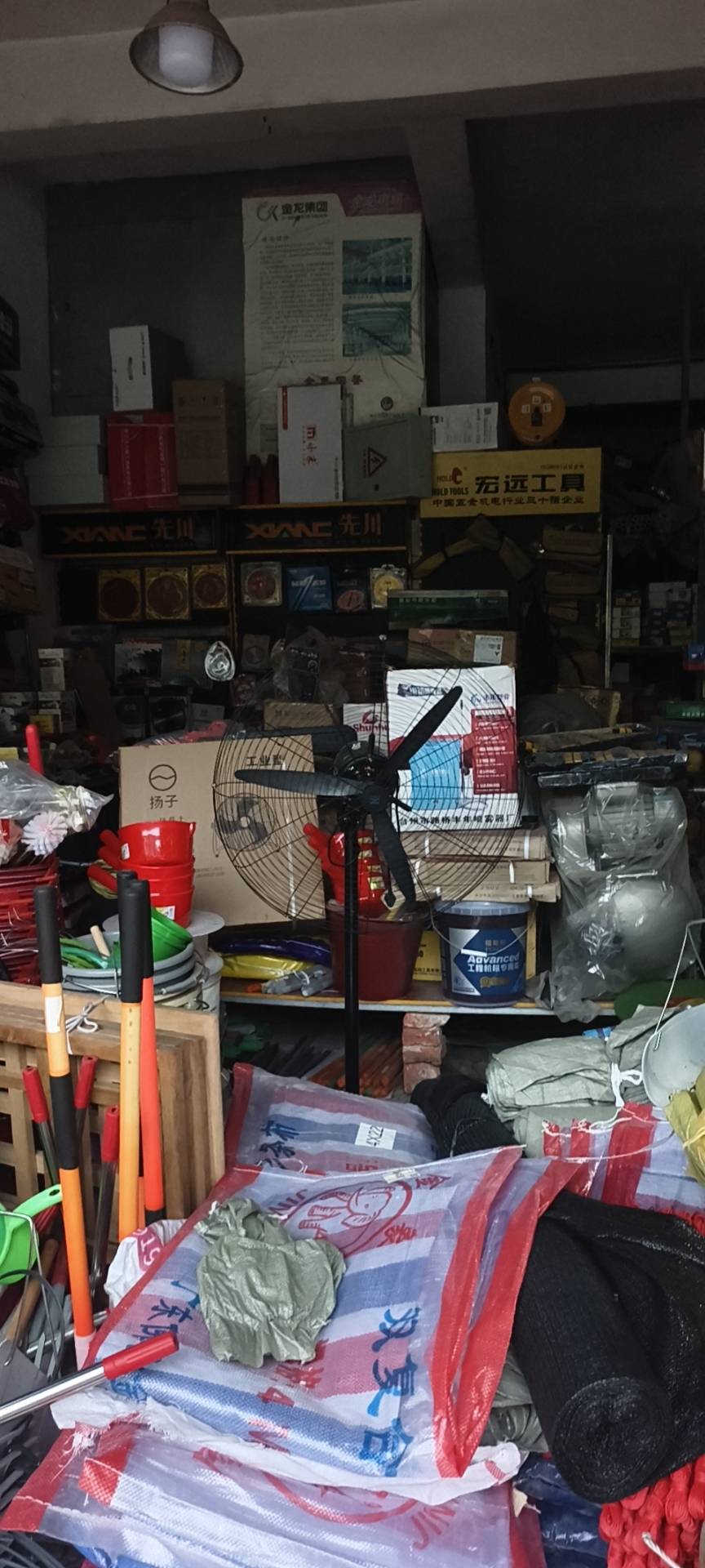南太路五金建材店，货物齐全，面积大，接手就营业。位置好，因儿子在外发展需过去帮忙